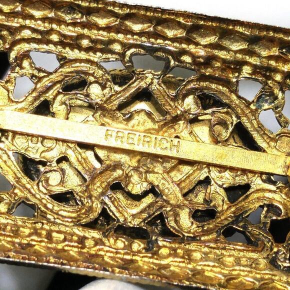 Freirich Victorian Revival Black Glass Filigree Brooch Gold Plated 1960s - Picture 3 of 10